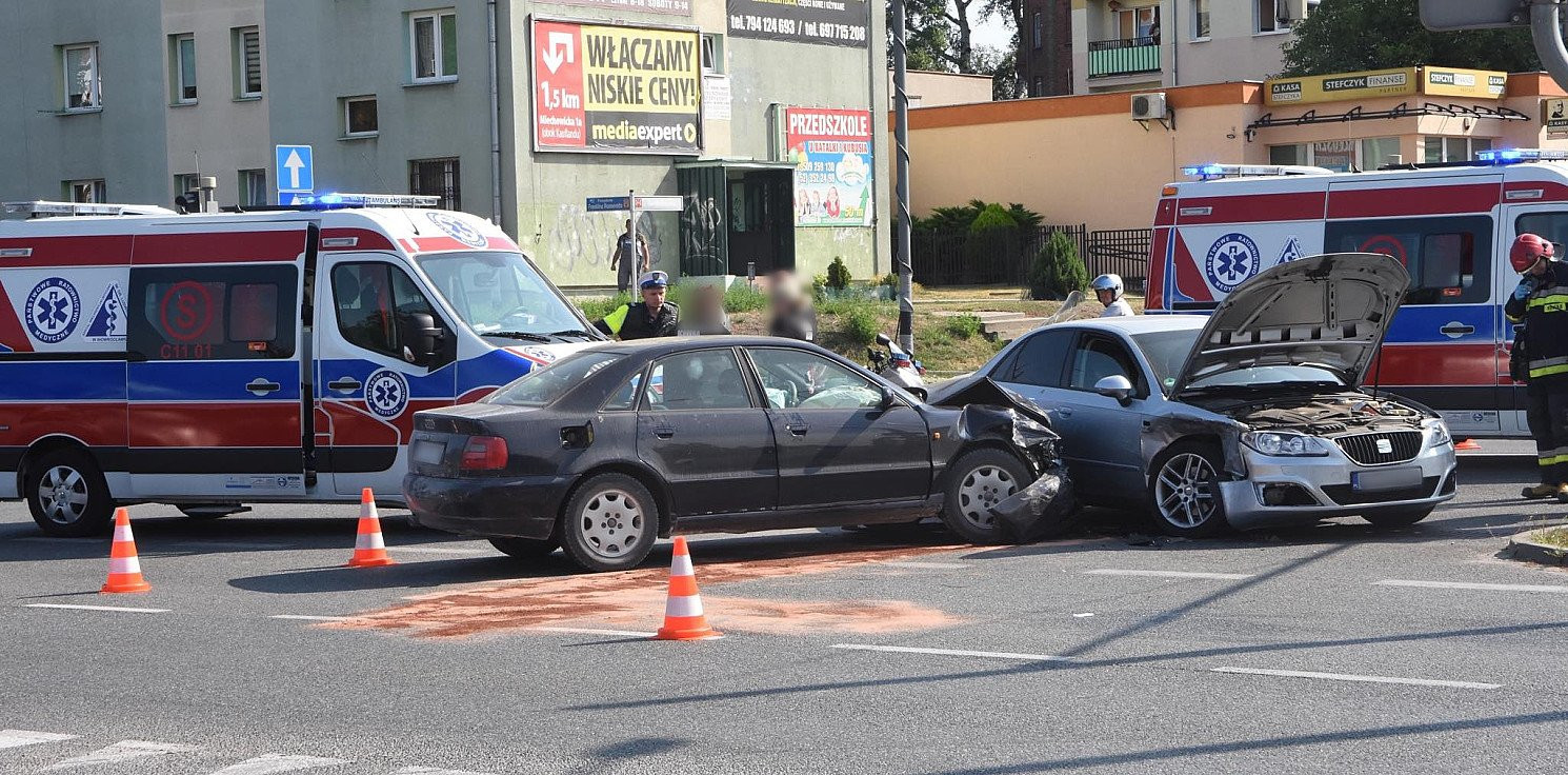 Inowrocław - Poważna kraksa przy ratuszu, są ranni