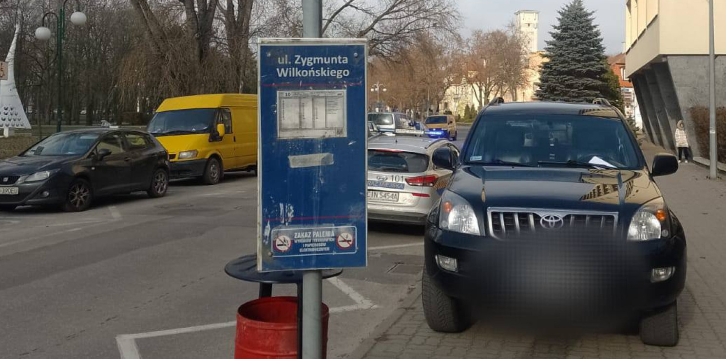 Inowrocław - Na trawnikach, na przystankach, na kopertach... znów posypały się mandaty