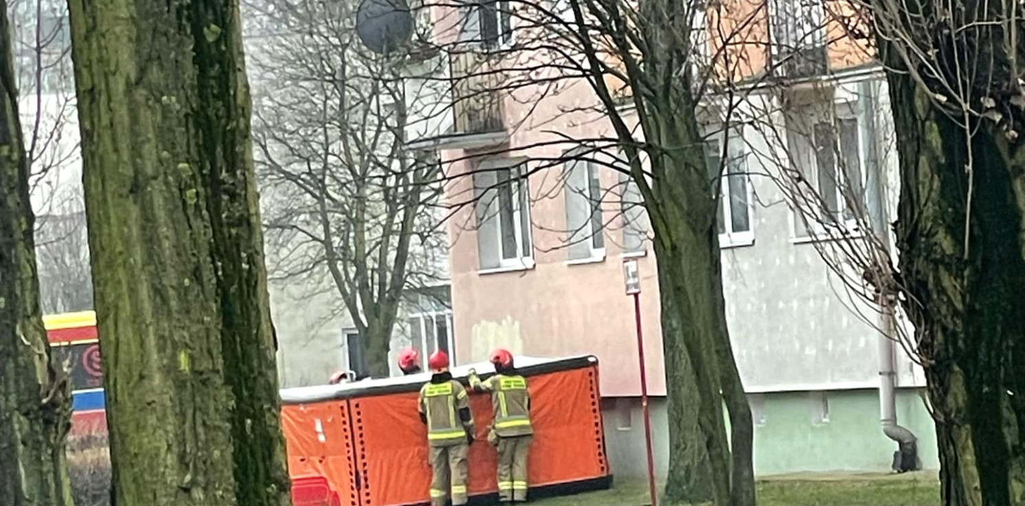 Inowrocław - Akcja służb na osiedlu Piastowskim, strażacy rozstawili skokochron