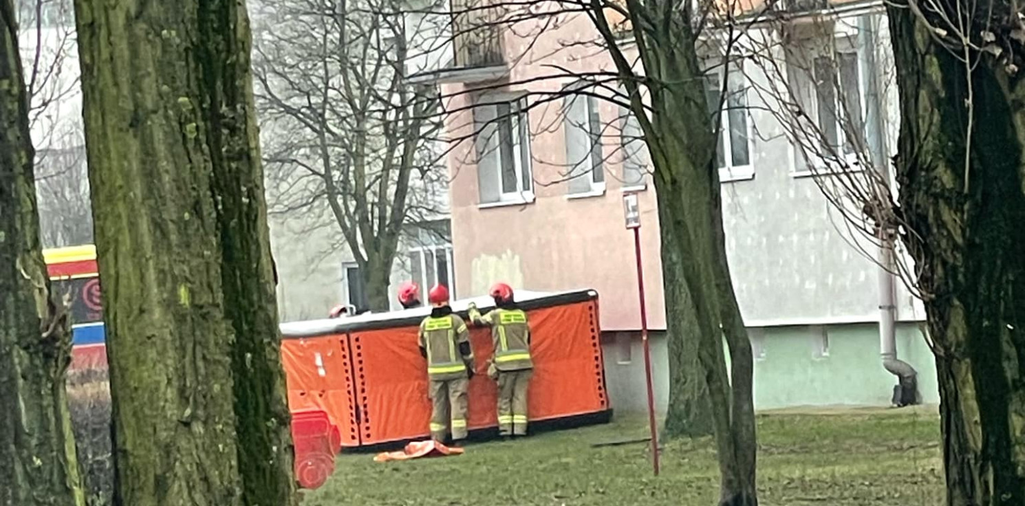 Inowrocław - Akcja służb na osiedlu Piastowskim, strażacy rozstawili skokochron