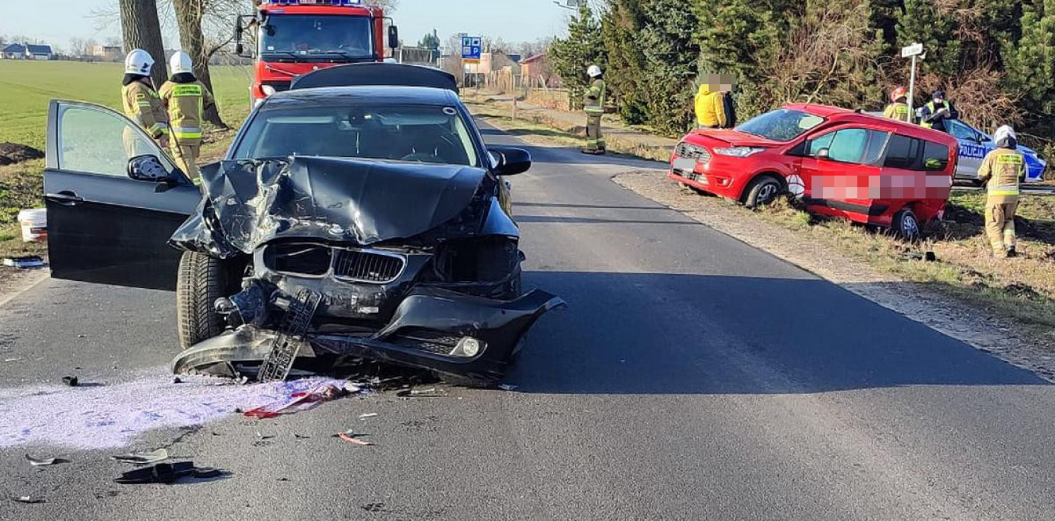 Radziejów - Wyprzedzał na skrzyżowaniu i uderzył w forda. Auto wpadło do rowu