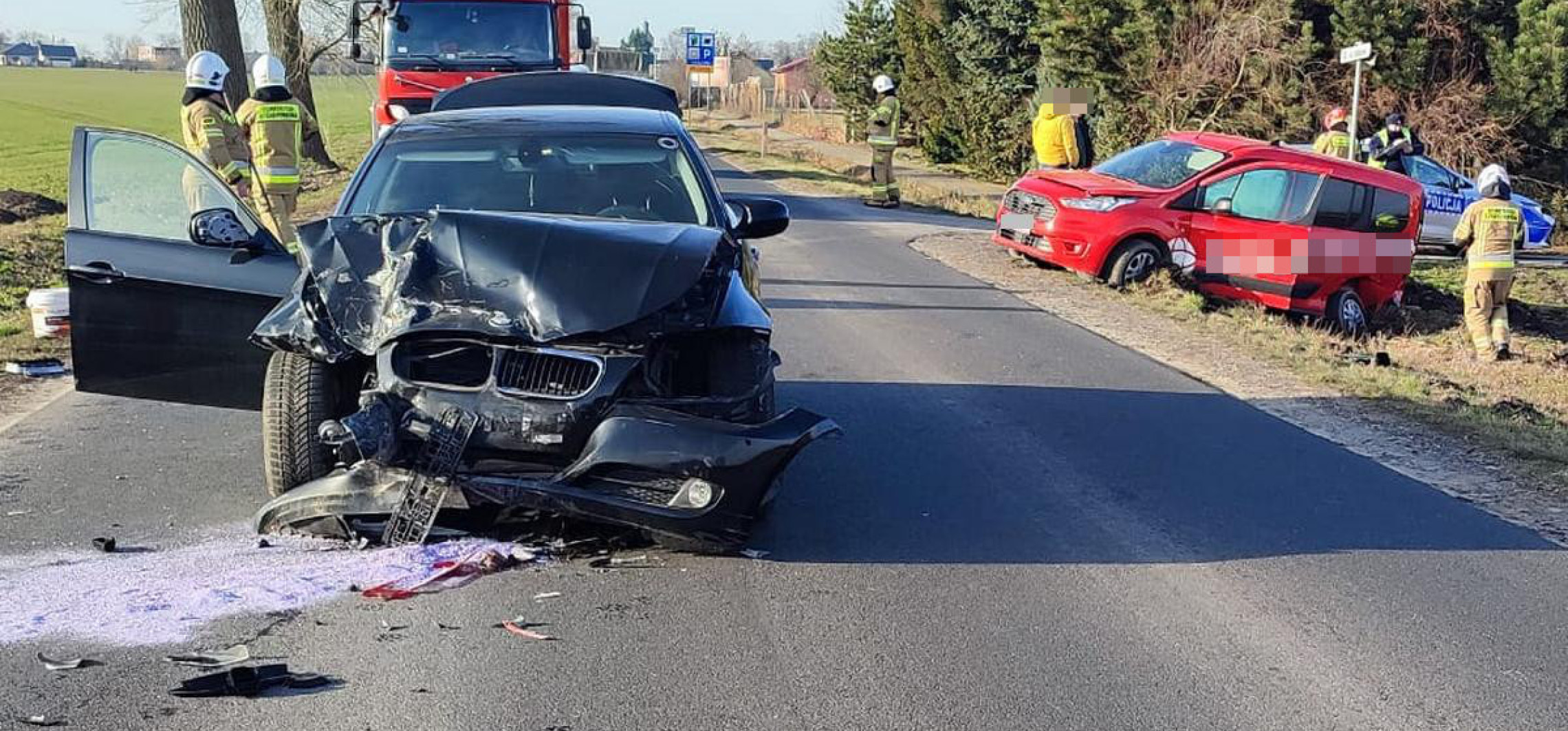 Radziejów - Wyprzedzał na skrzyżowaniu i uderzył w forda. Auto wpadło do rowu