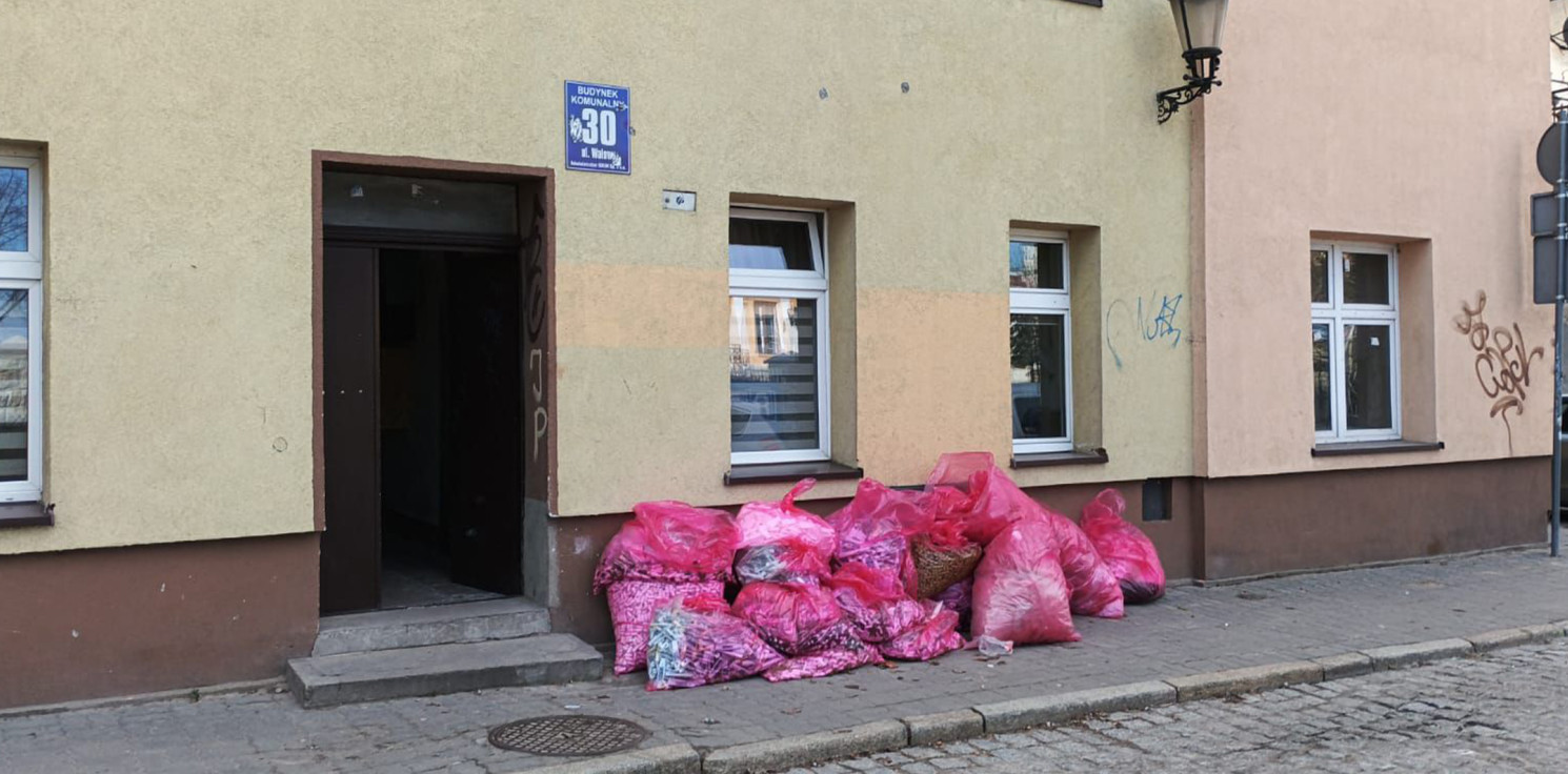 Inowrocław - Worki ze śmieciami na chodniku. Należy się 500 zł