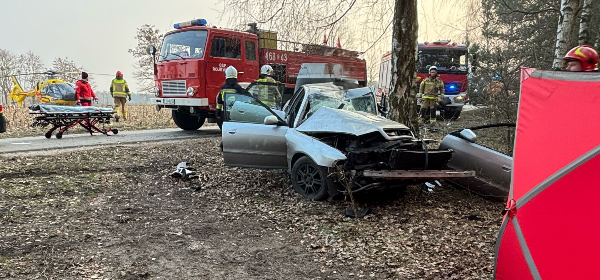 Region - Audi uderzyło w drzewo. Na miejscu lądował śmigłowiec