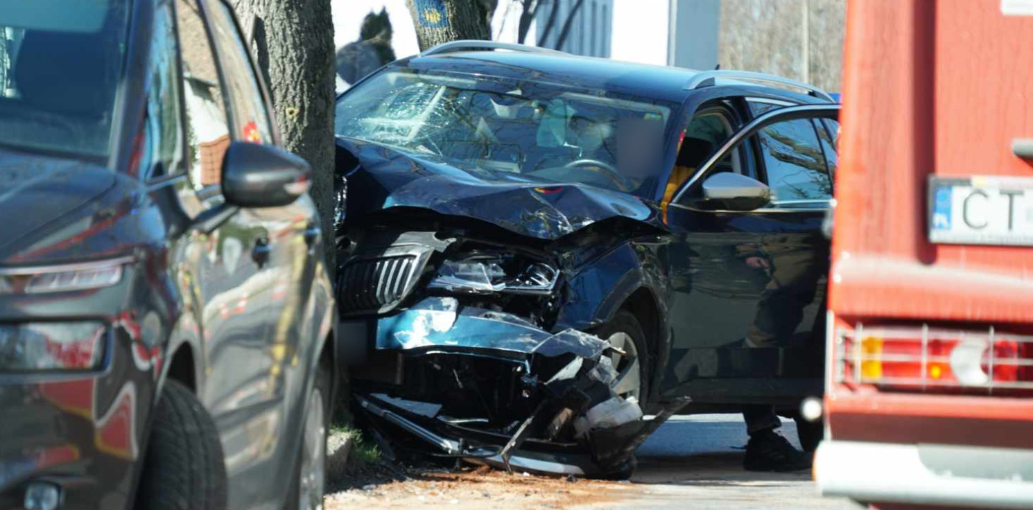 Inowrocław - Auto uderzyło w drzewo, trwa akcja służb