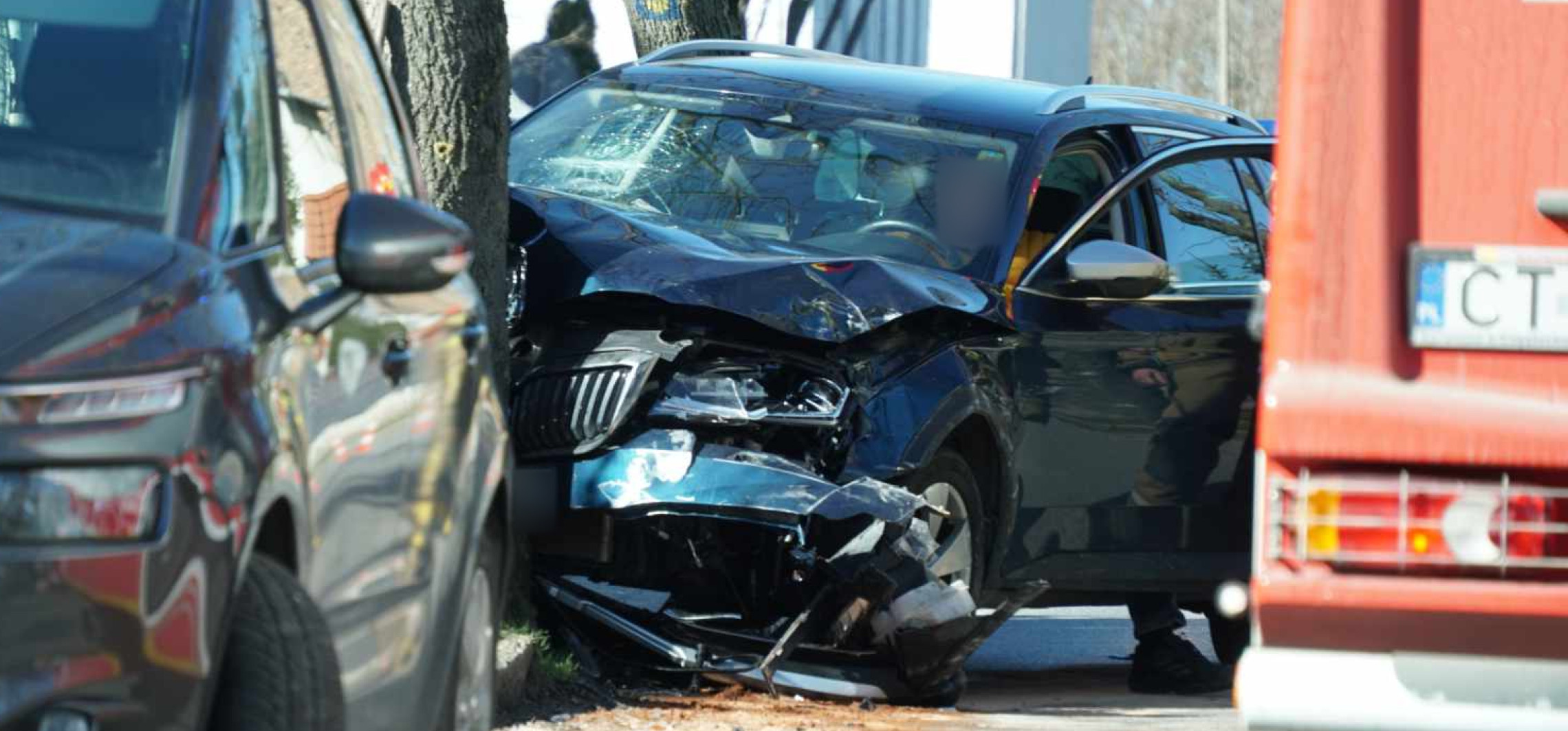 Inowrocław - Auto uderzyło w drzewo, trwa akcja służb