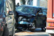 Auto uderzyło w drzewo, trwa akcja służb