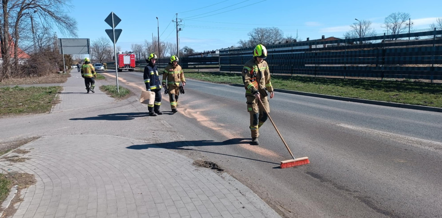 Kruszwica.online - 2-kilometrowa plama oleju w Kobylnikach. Są utrudnienia