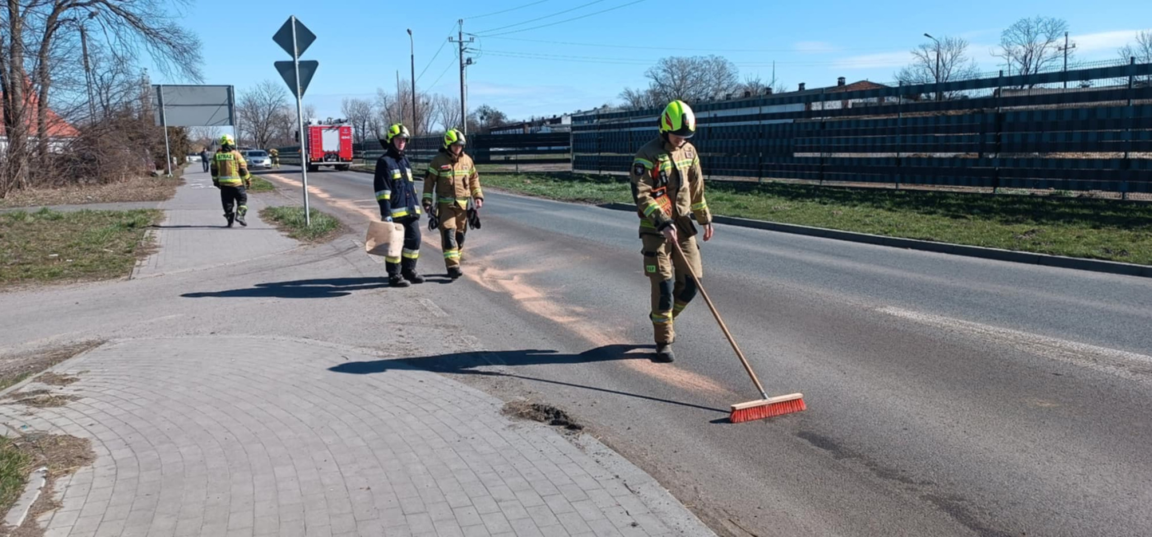 Kruszwica - 2-kilometrowa plama oleju w Kobylnikach. Są utrudnienia