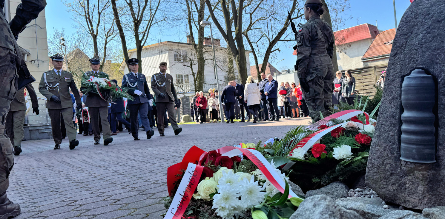 Inowrocław - Inowrocławskie obchody rocznicy katastrofy smoleńskiej i zbrodni katyńskiej. "Wolność jest wielką wartością"