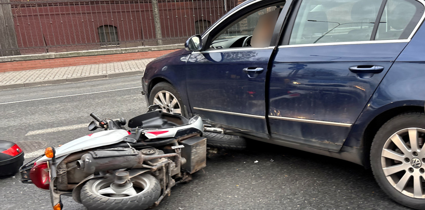 Inowrocław - Na Dworcowej osobówka zderzyła się z motocyklem