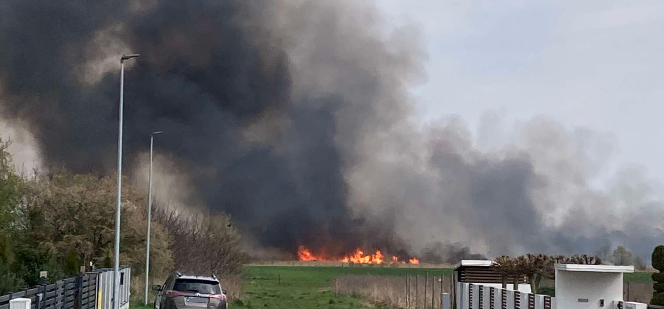 Kłęby dymu nad Kozłówką. Paliły się trawy i trzciny