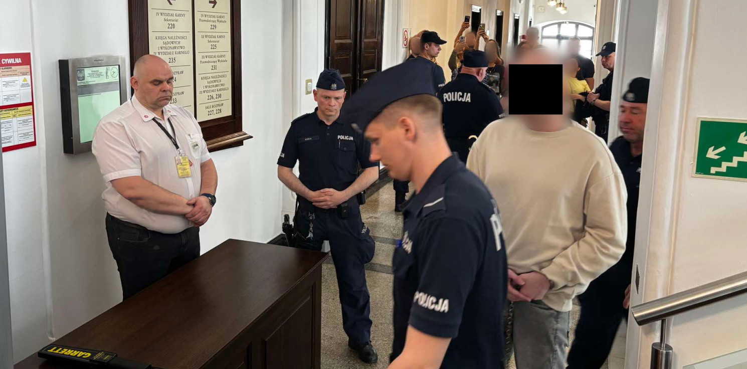 Inowrocław - Sąd obstawiony przez policję. Rozpoczął się proces funkcjonariuszy z Inowrocławia