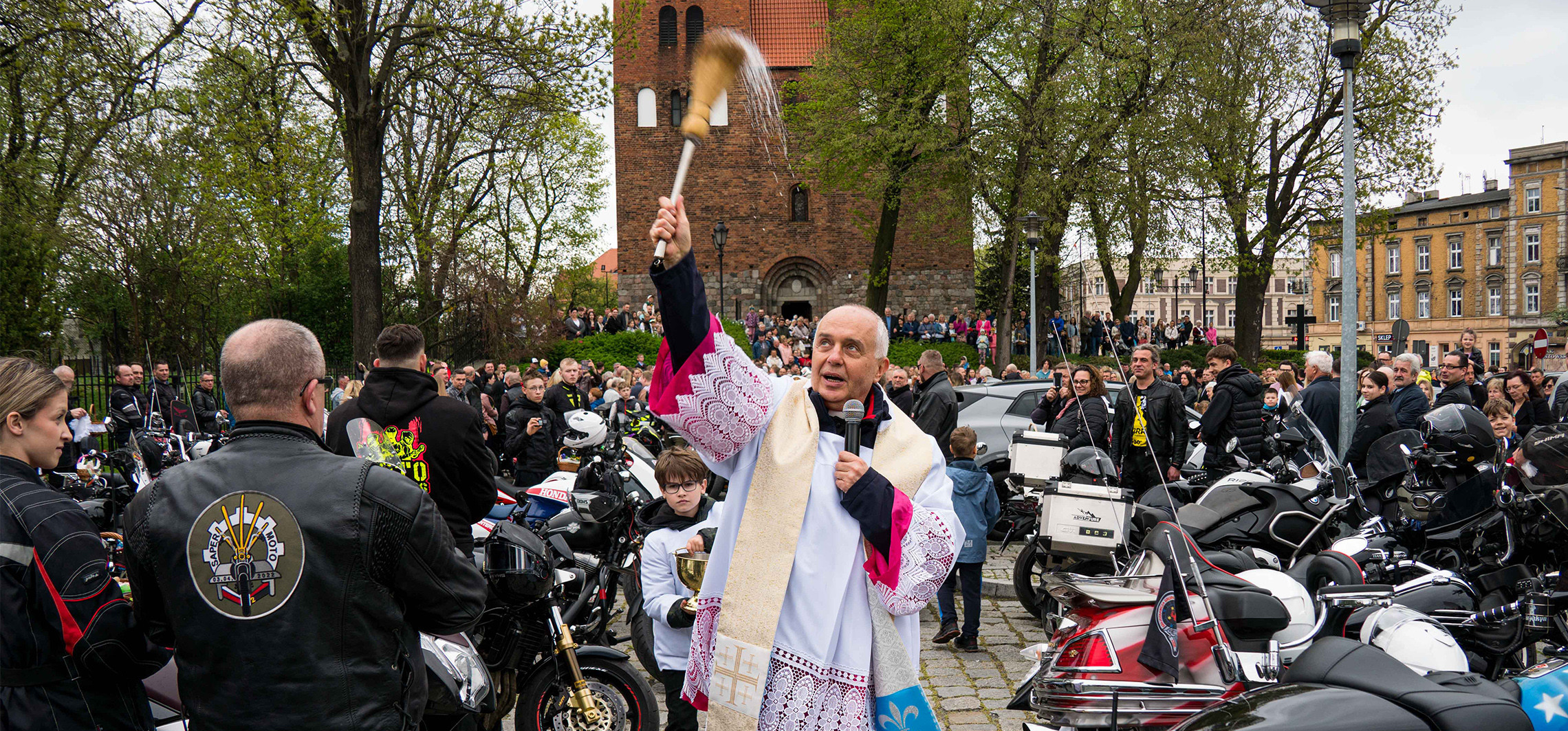 Przywieźli święconkę w kaskach. To już tradycja