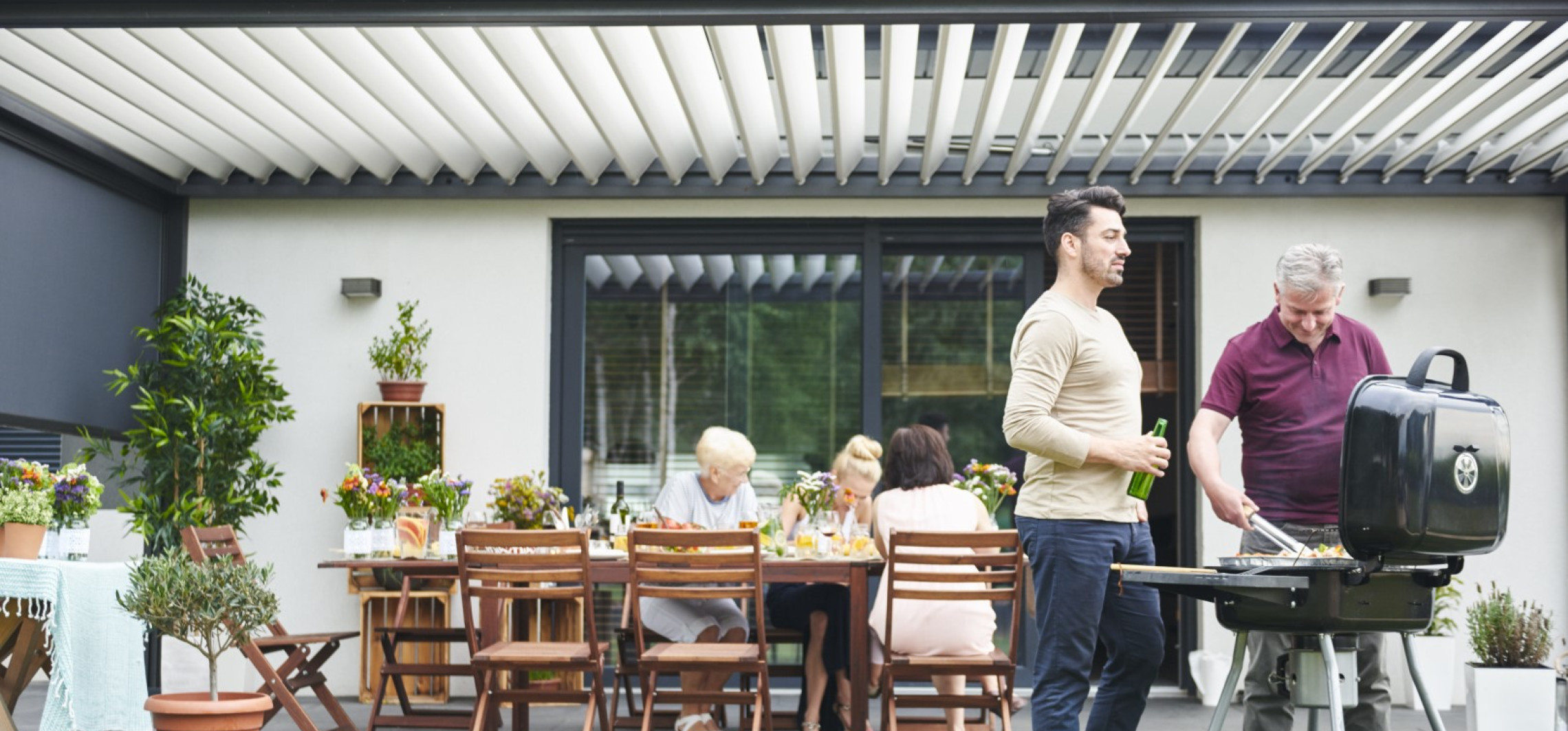 Pergole tarasowe, które zmieniają zwykły taras w luksusową strefę relaksu – zobacz, jak to działa!
