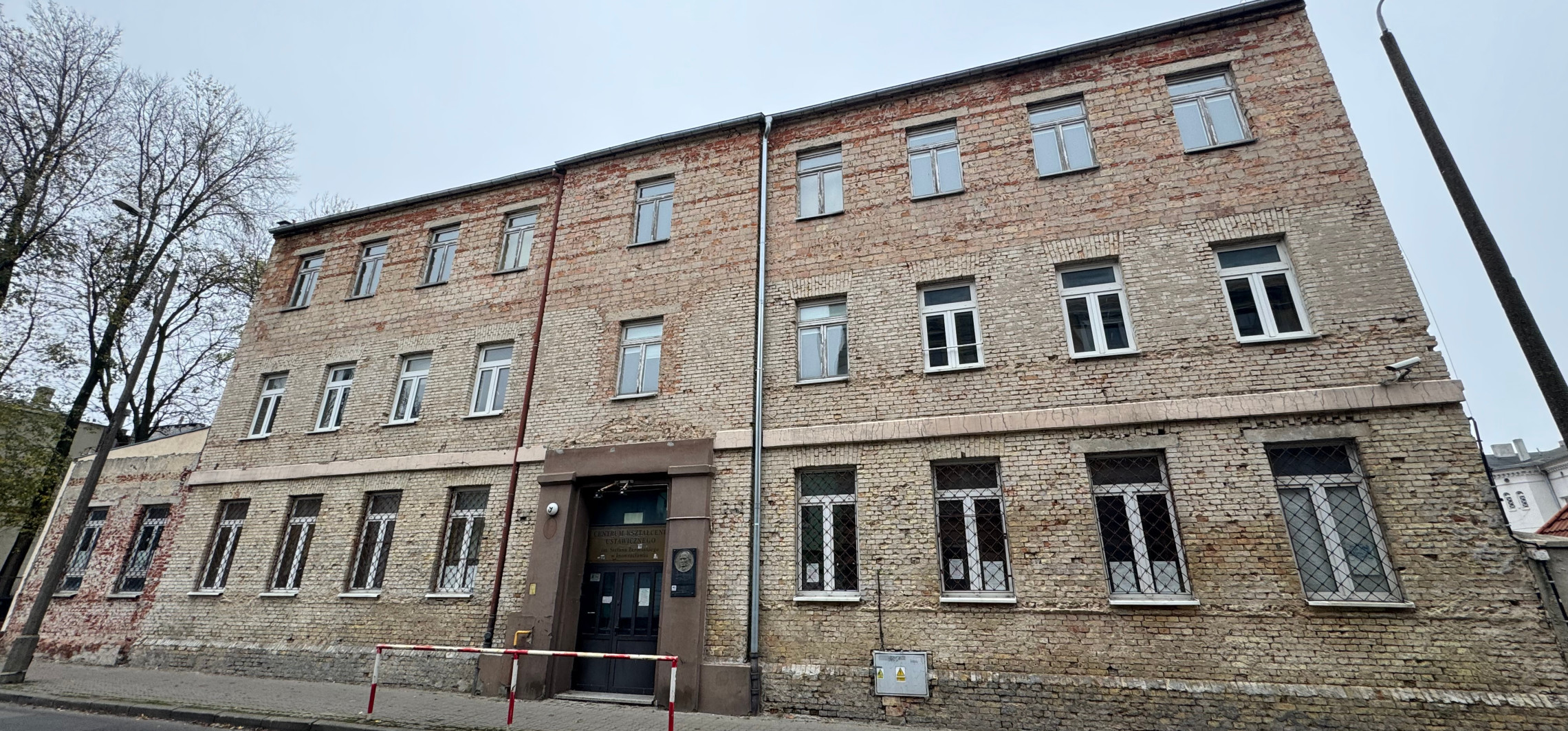 Dawna szkoła w centrum miasta znów idzie pod młotek. Cena w dół