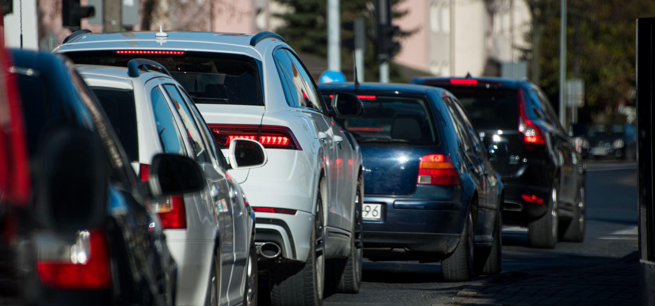 Awantura na Królówce. Agresor groził śmiercią i niszczył auto