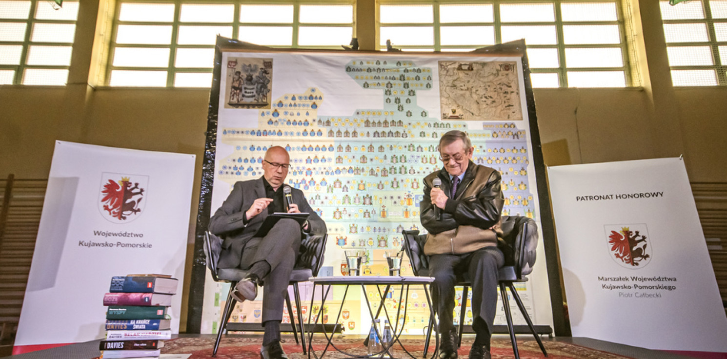 Gniewkowo.online - Norman Davies w Gniewkowie. Sala wypełniona po brzegi
