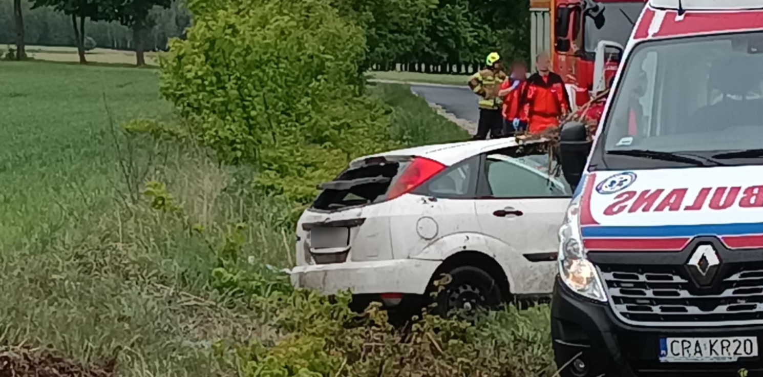 Region - Ford wpadł do rowu, trwa akcja służb