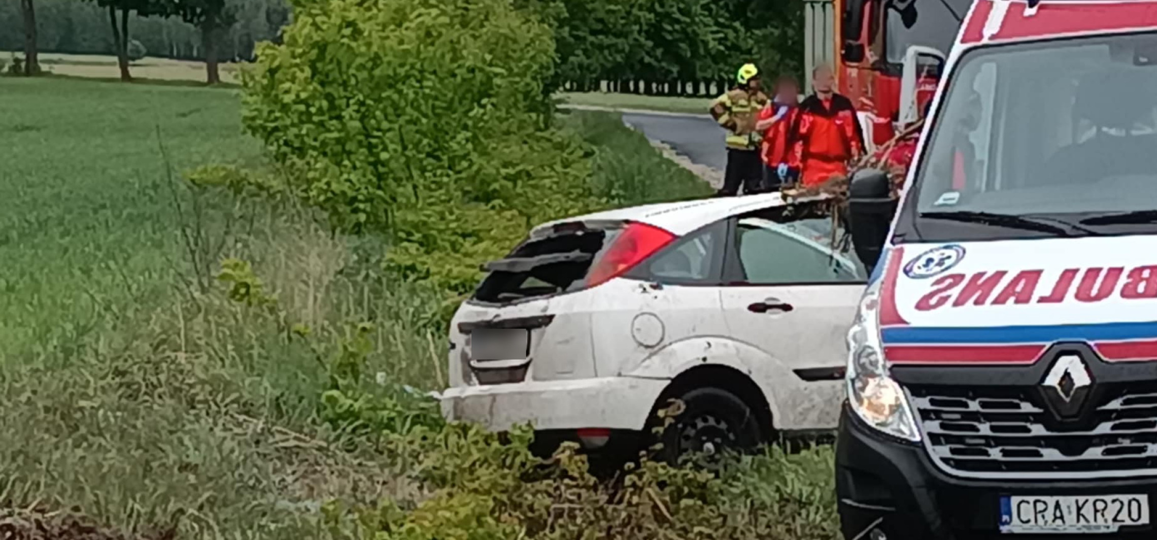 Ford wpadł do rowu, trwa akcja służb