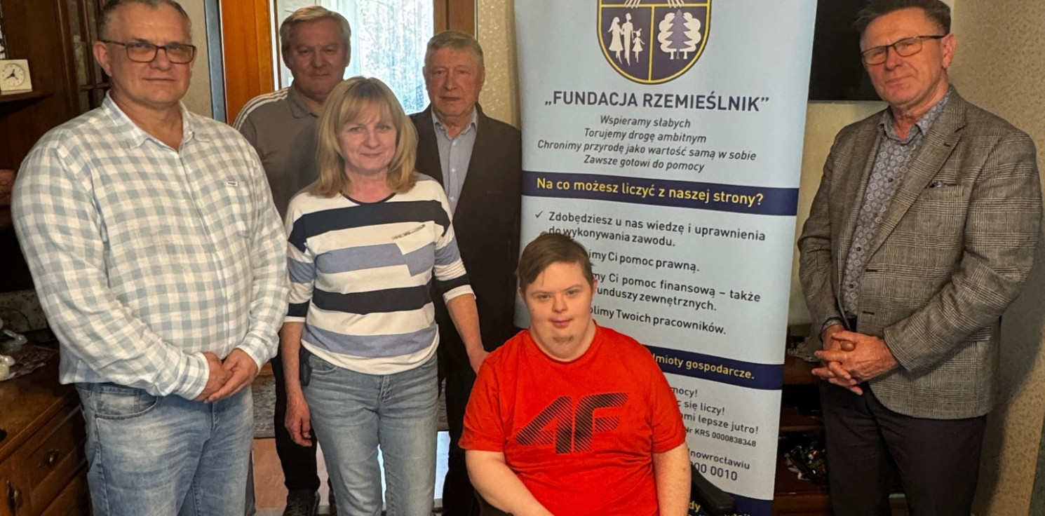 Inowrocław - Fundacja Rzemieślnik przekazała elektryczny wózek osobie z niepełnosprawnością