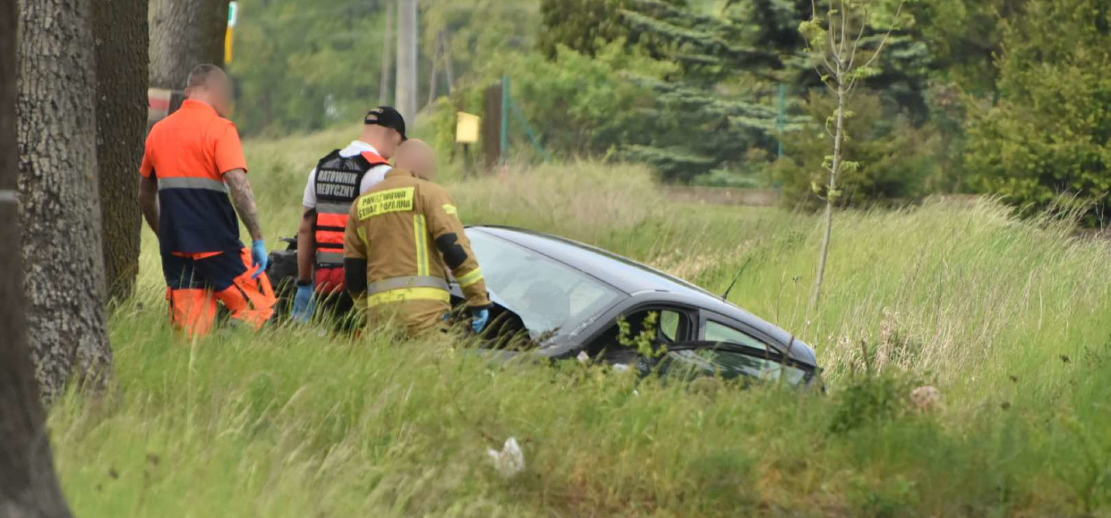 Pod Inowrocławiem osobówka uderzyła w drzewo