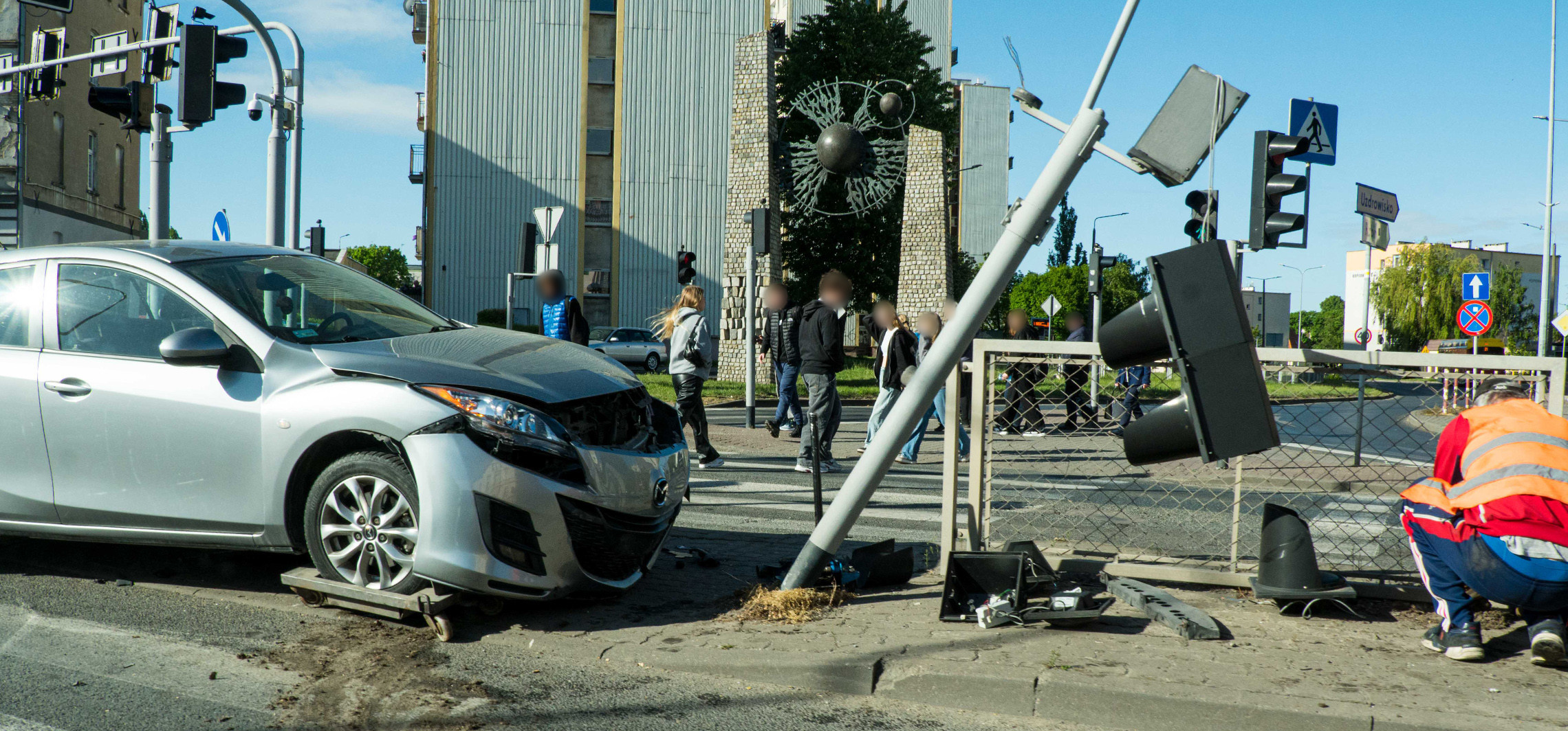 Na Dworcowej mazda wjechała w sygnalizator