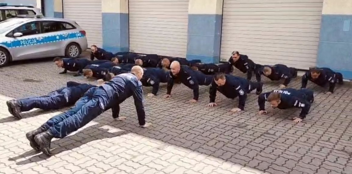 Kruszwica - Policjanci dostali wyzwanie i... pompowali ile sił, by pomóc chłopcu