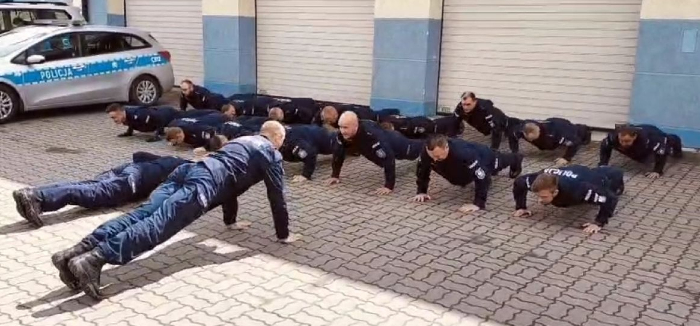 Policjanci dostali wyzwanie i... pompowali ile sił, by pomóc chłopcu