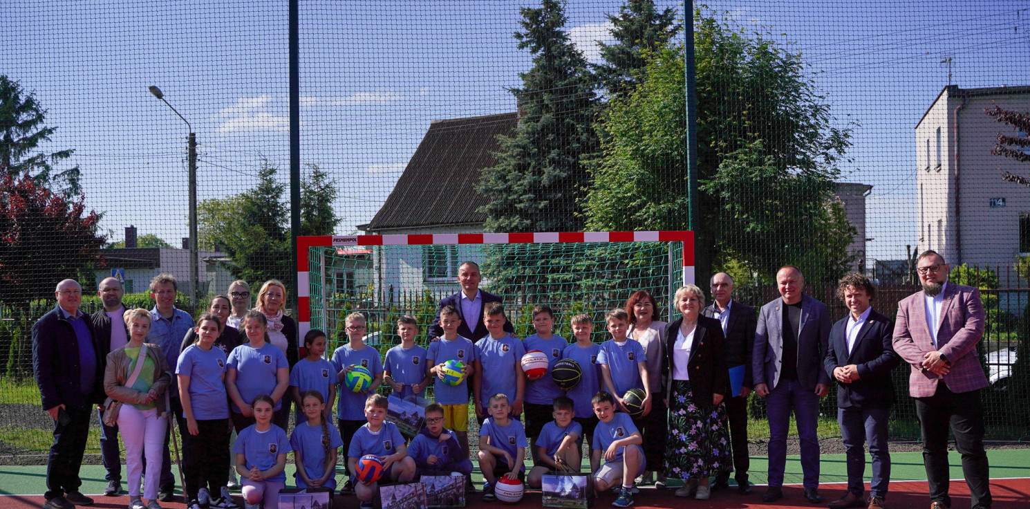 Inowrocław - Tu dzieci będą się integrować i spełniać sportowe marzenia - nowe boisko już otwarte