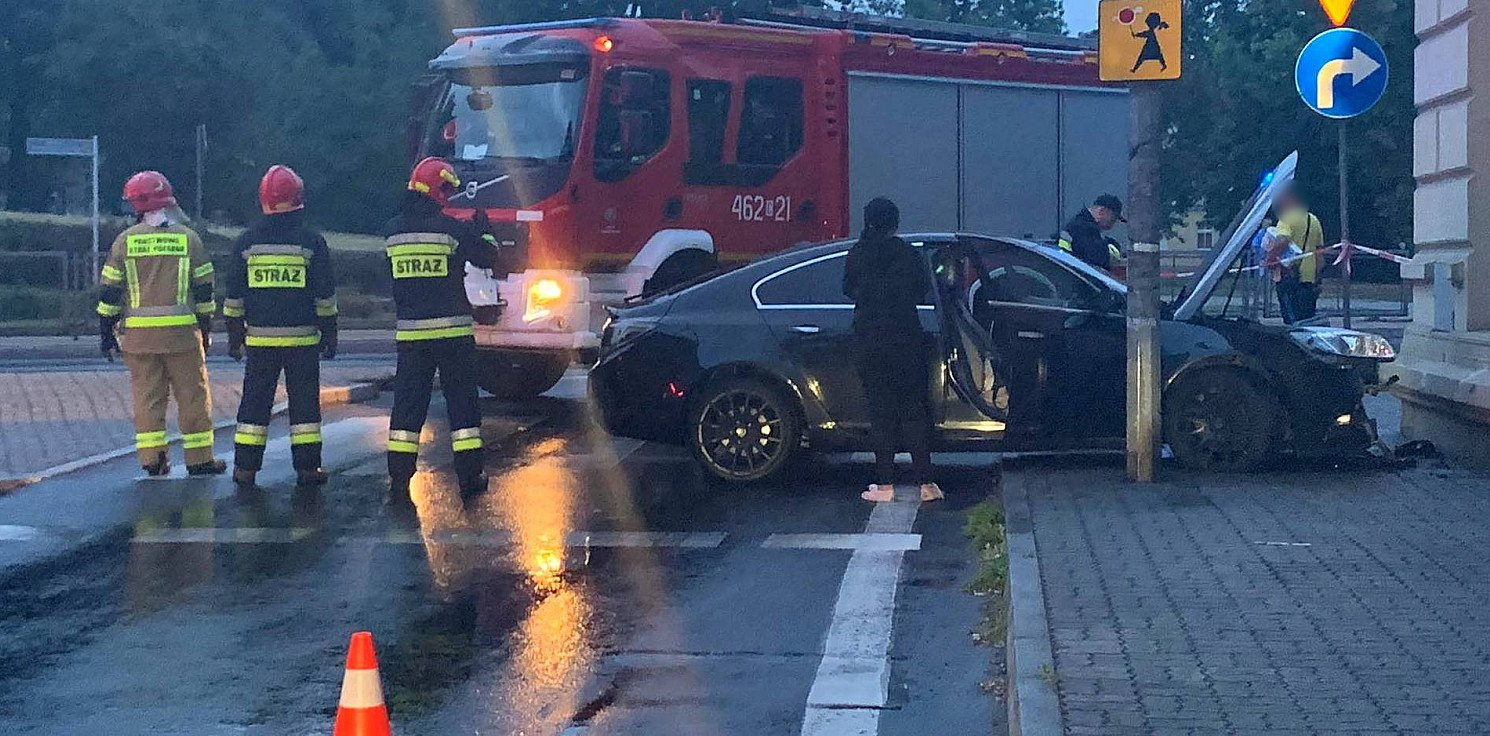 Inowrocław - Opel zatrzymał się na ścianie kamienicy [akt.]