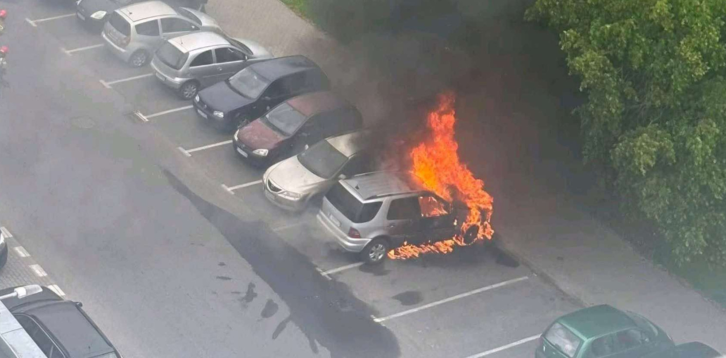 Inowrocław - Pożar mercedesa na osiedlu Rąbin