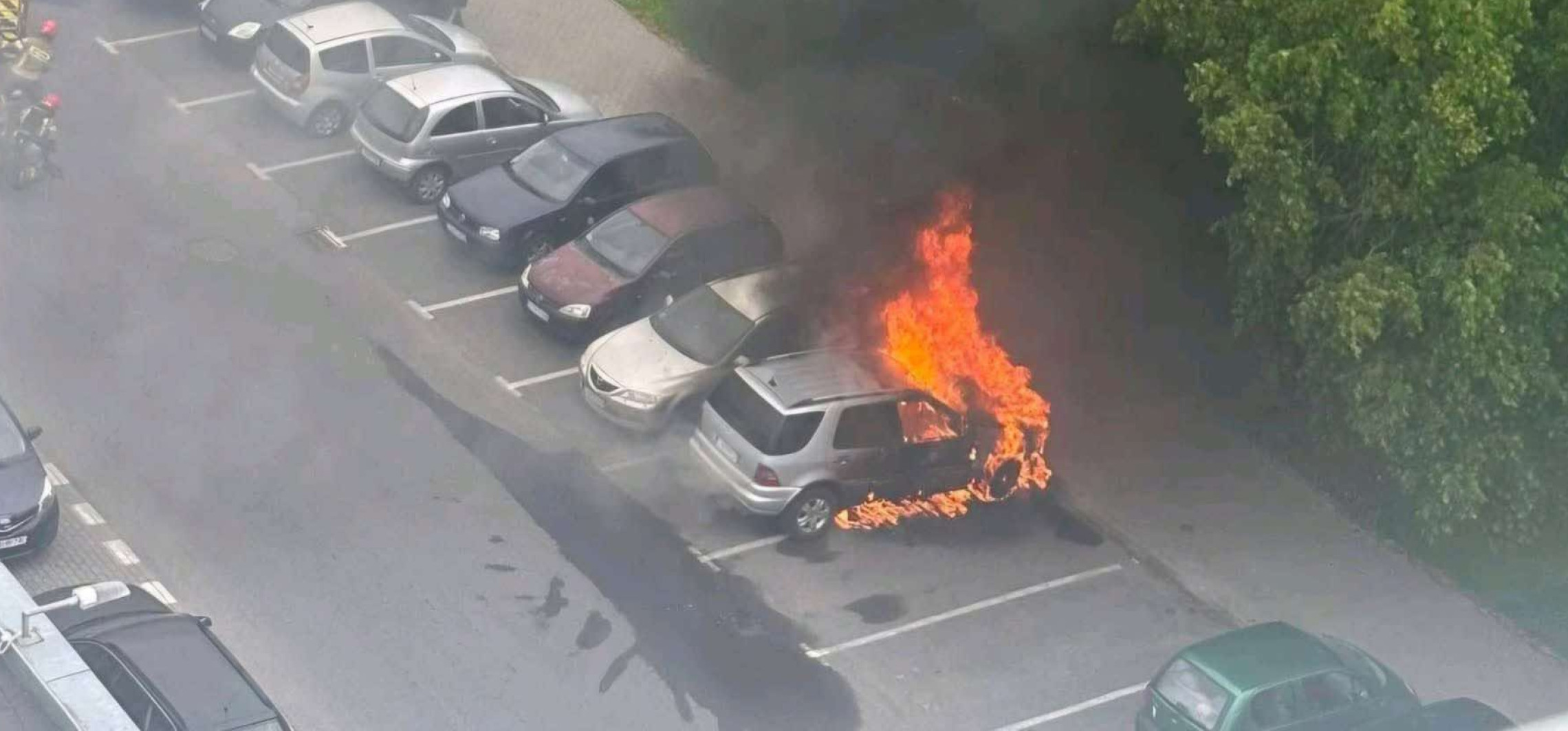 Inowrocław - Pożar mercedesa na osiedlu Rąbin