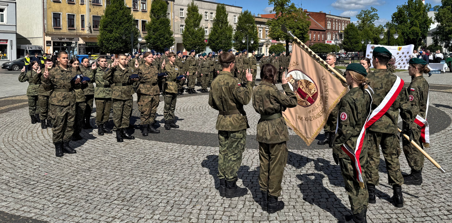 Kruszwica - Klasy mundurowe ślubowały na Rynku