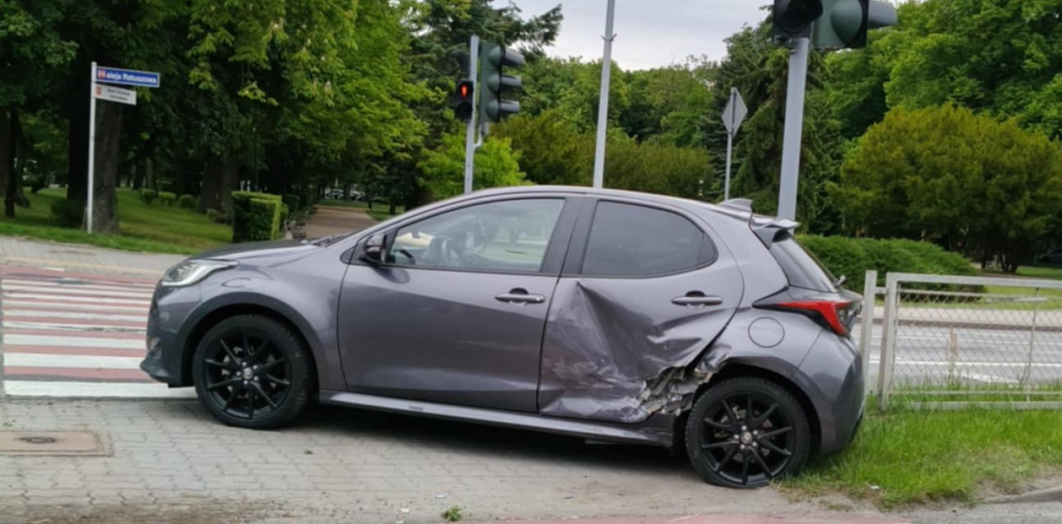 Inowrocław - Dwie toyoty zderzyły się na alei Ratuszowej