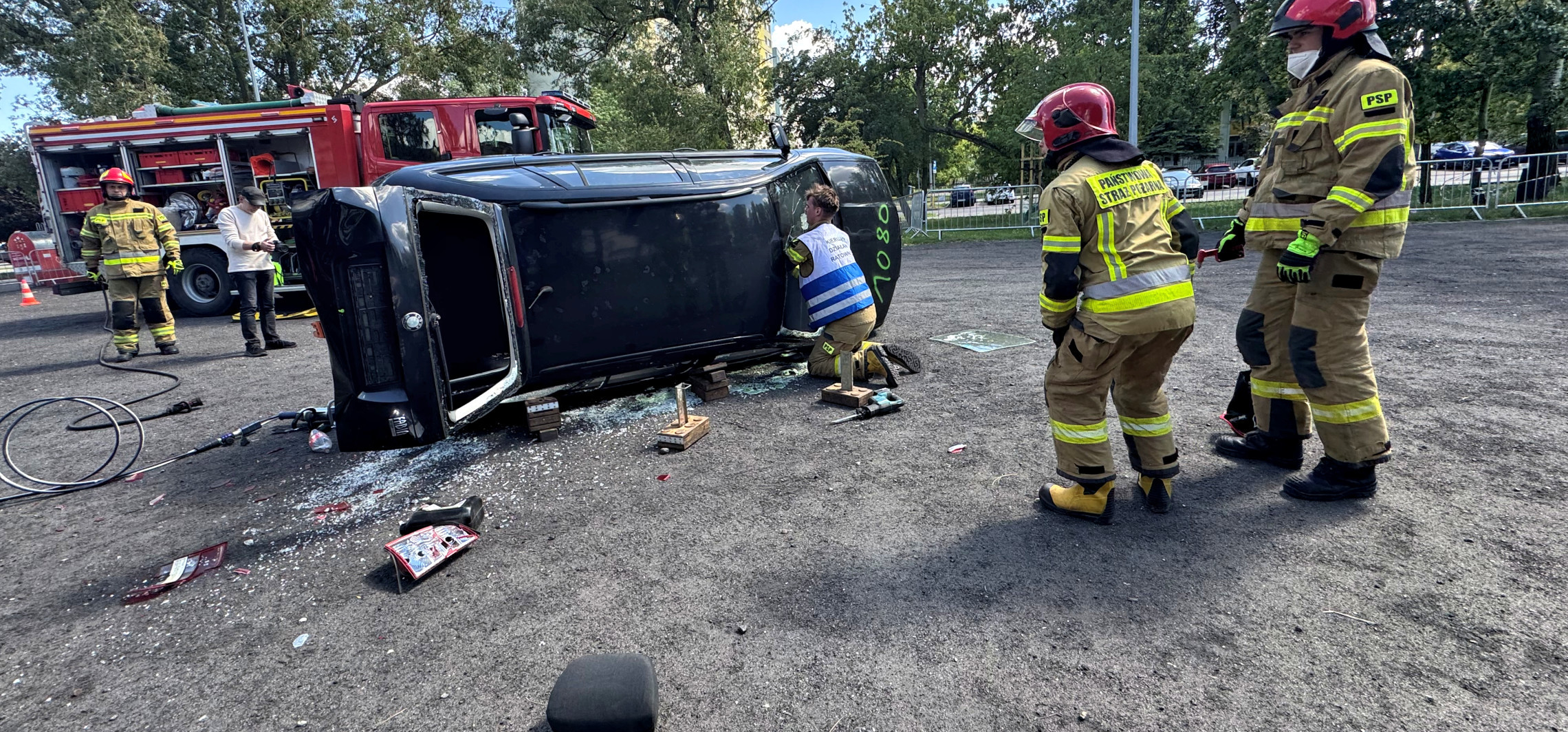 Auto na boku, jedna osoba uwięziona. Symulacja wypadku na Rąbinie