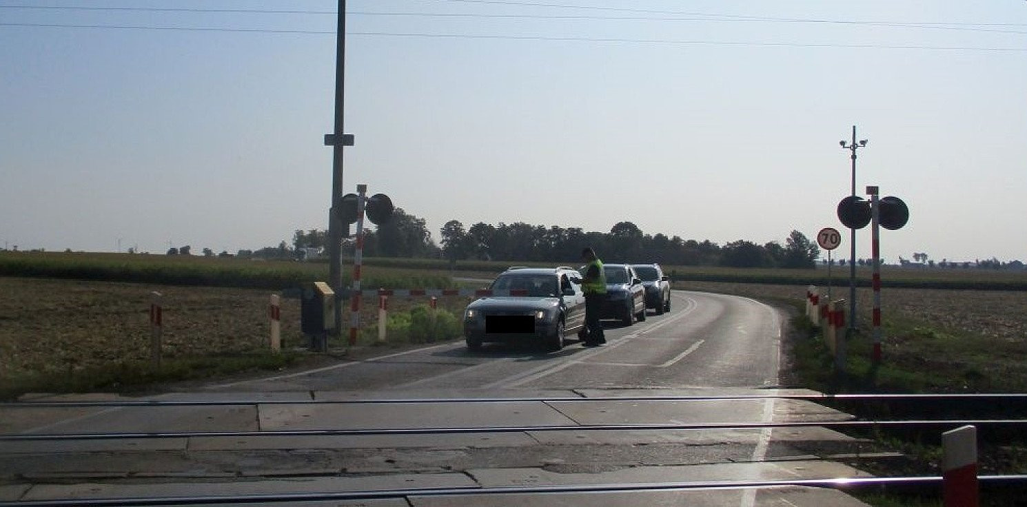 Kruszwica.online - Kontrolowali kierowców na przejeździe kolejowym