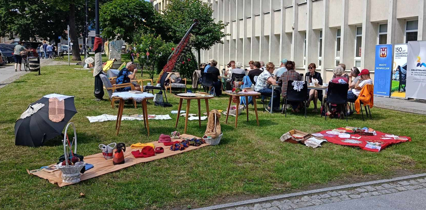 Inowrocław - W Inowrocławiu świętują Światowy Dzień... Dziergania