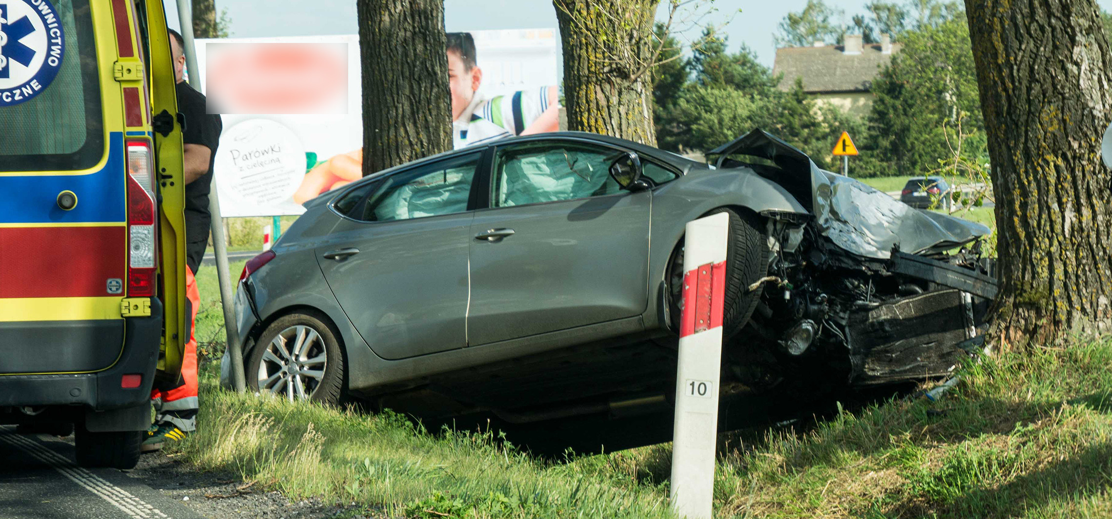 Gmina Inowrocław - Samochód uderzył w drzewo pod Inowrocławiem