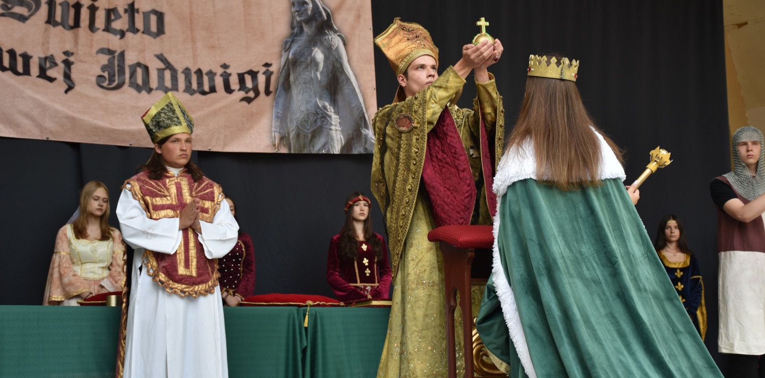 Inowrocław - Muszla koncertowa zamieniła się w Wawel. Tak wyglądała koronacja Jadwigi na króla