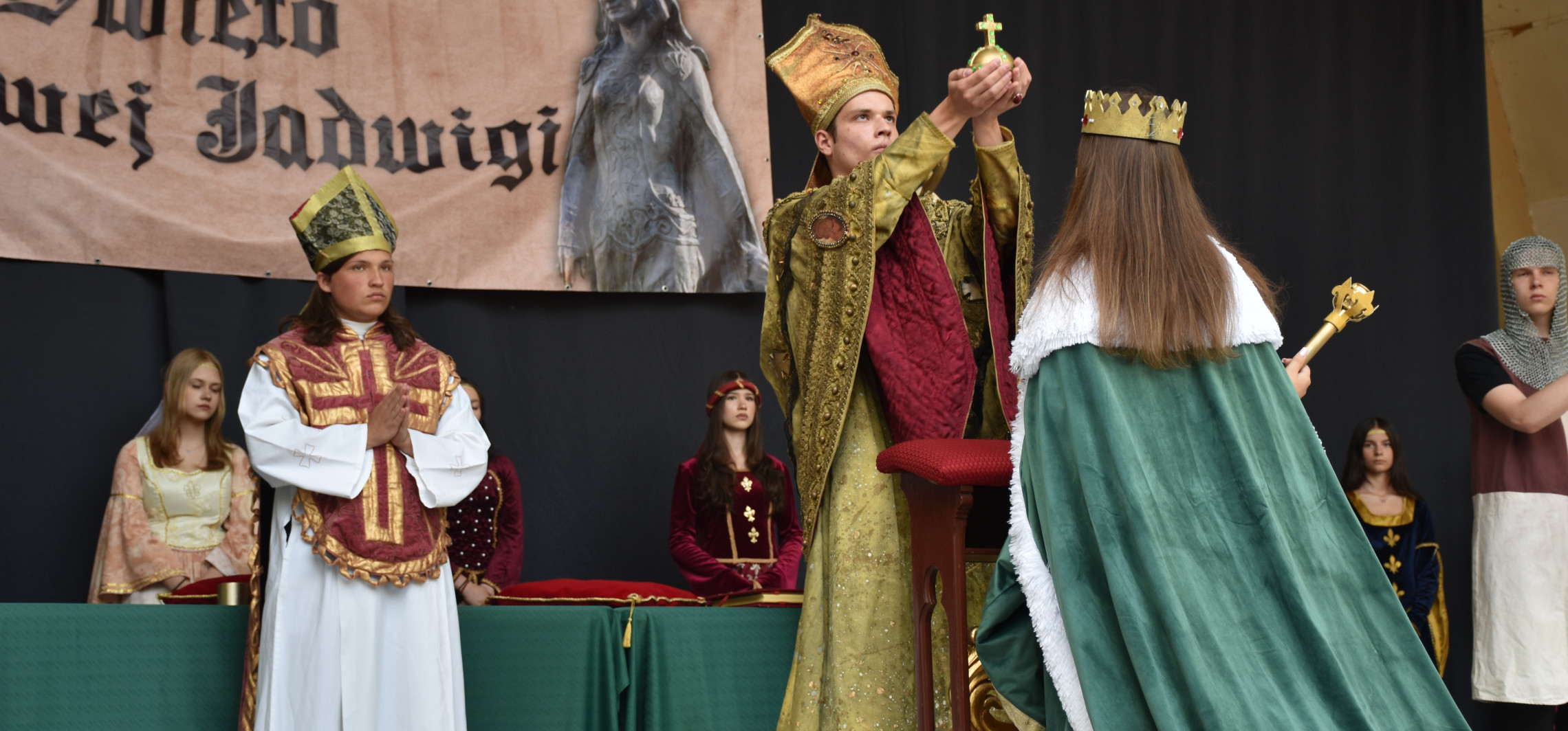 Muszla koncertowa zamieniła się w Wawel. Tak wyglądała koronacja Jadwigi na króla