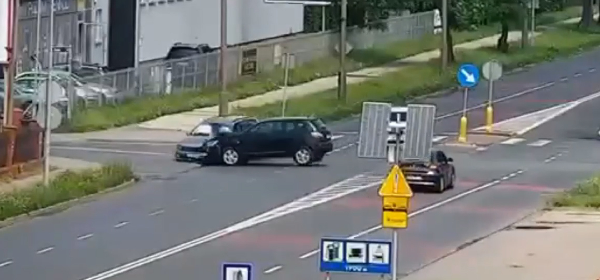 Zderzenie dwóch aut. Na nagraniu widać przyczynę
