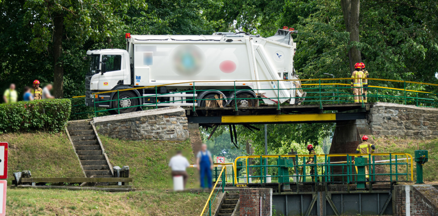 Pakość.online - Most zarwał się pod śmieciarką