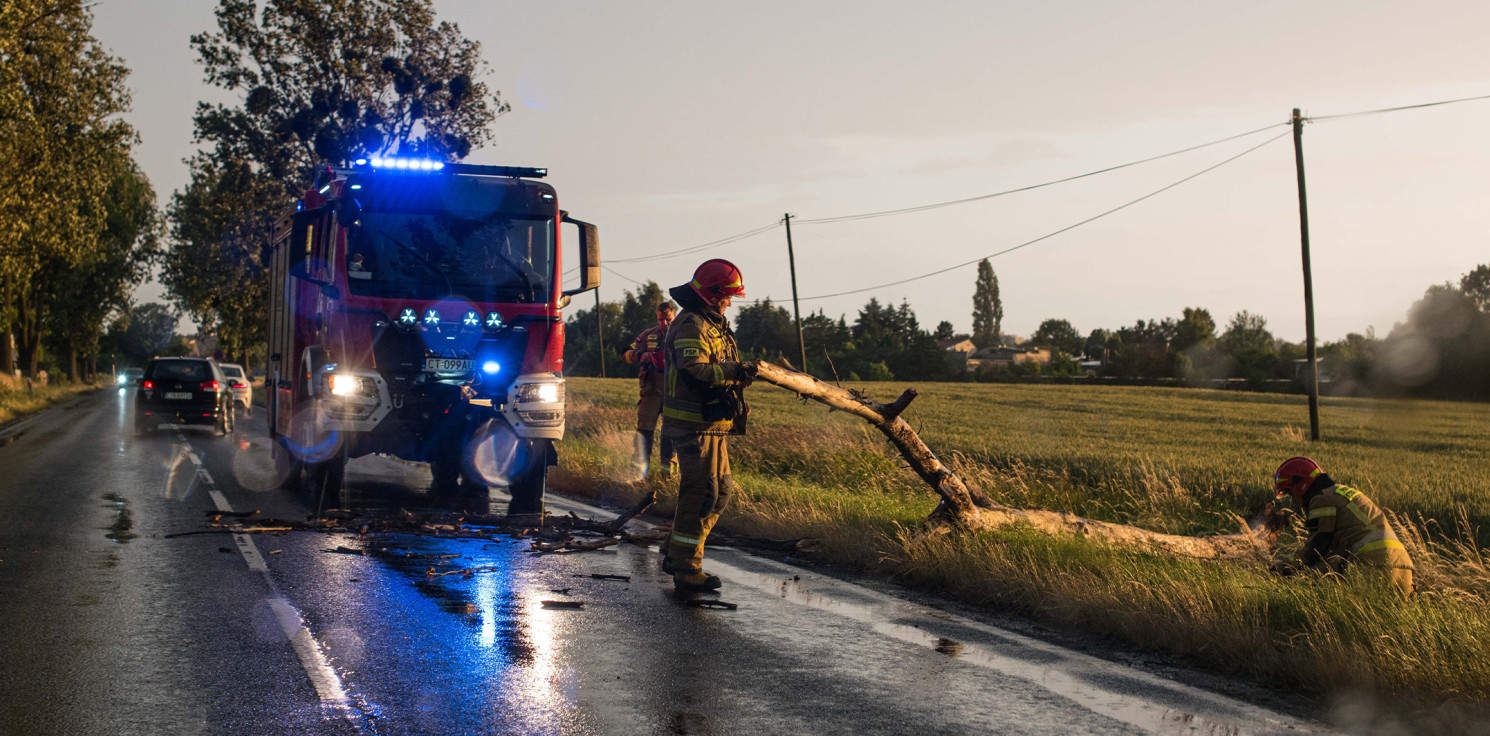 Region - Nagła wichura uderzyła w nasz powiat. Dziesiątki interwencji strażaków