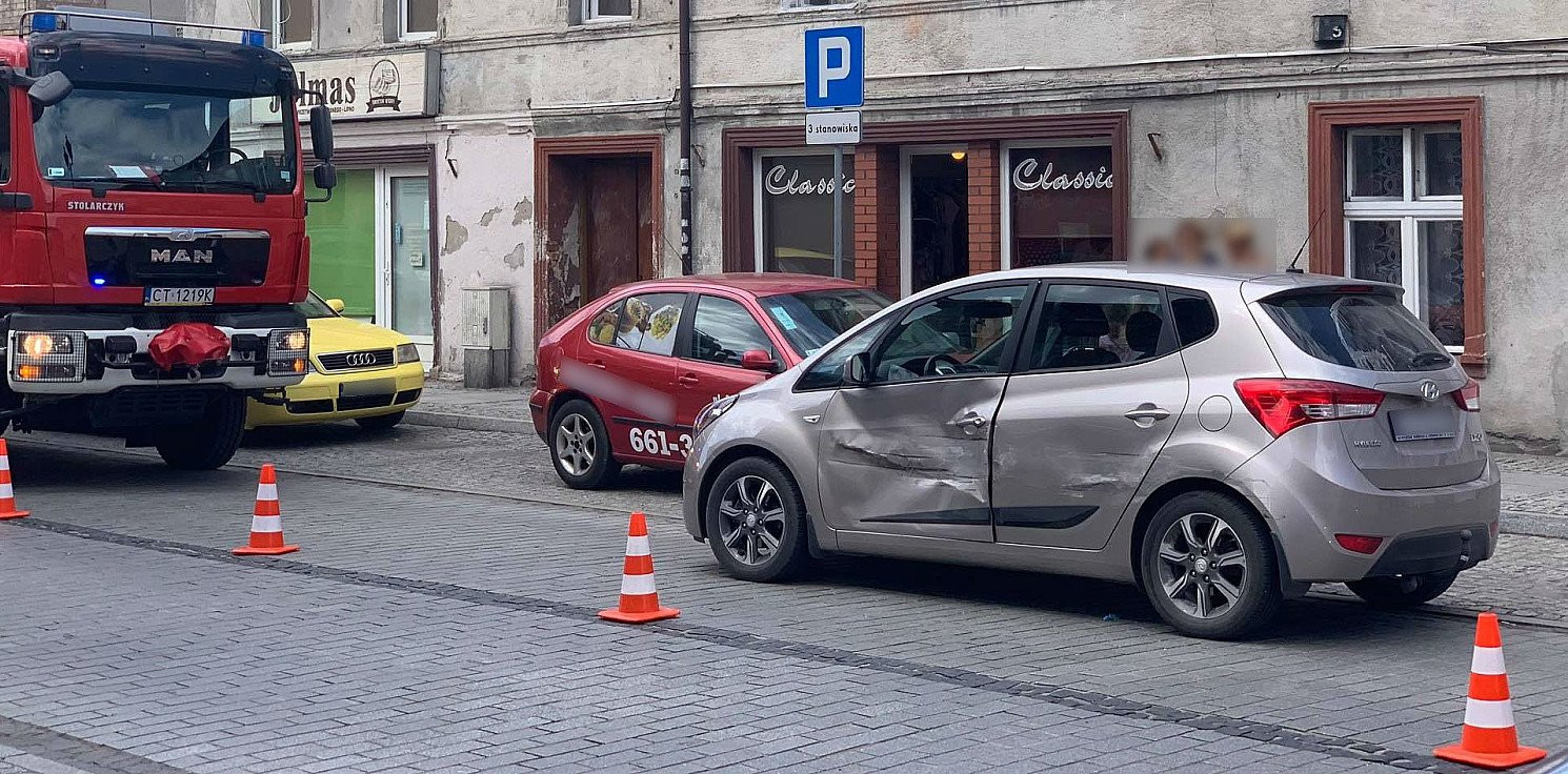 Gniewkowo.online - Zderzenie dwóch aut w centrum Gniewkowa