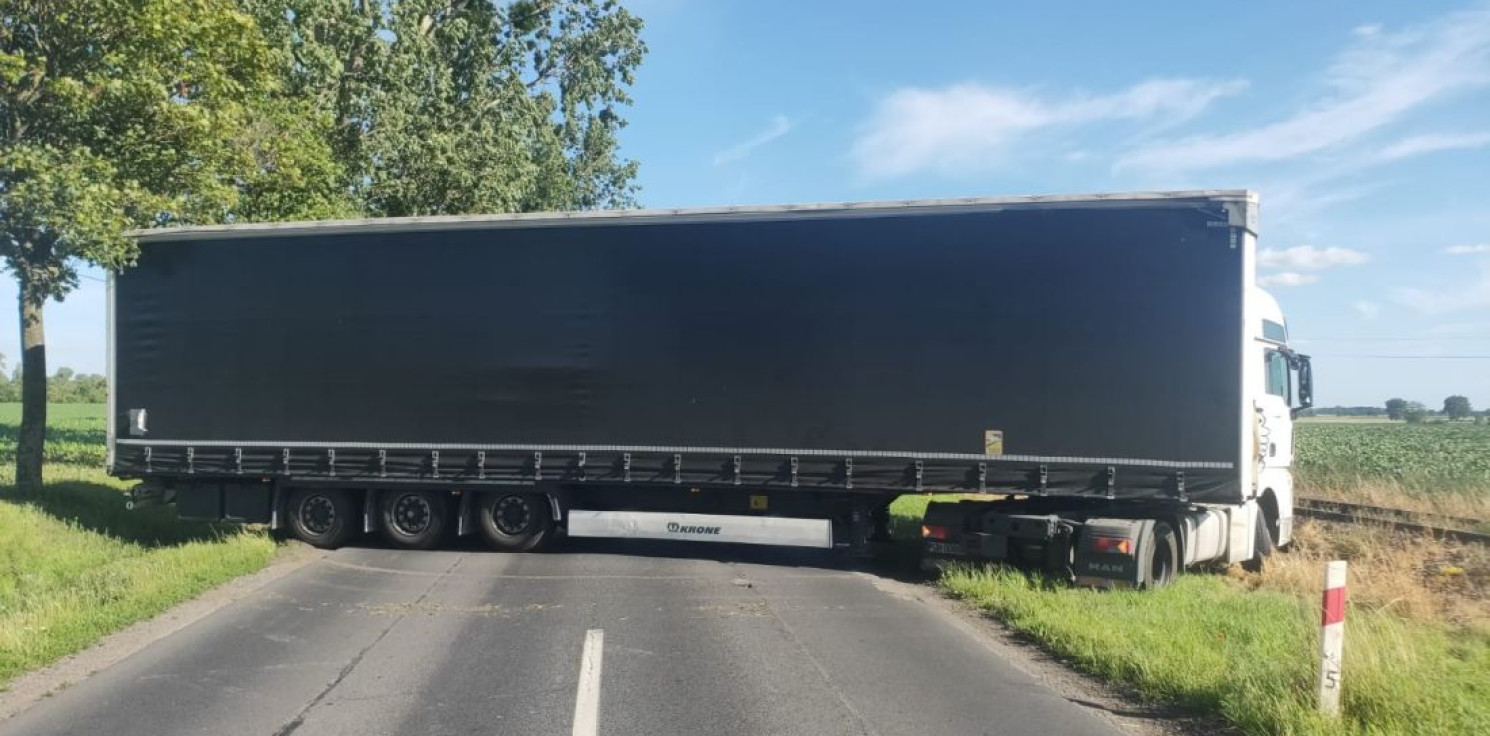 Region - Pomysłowy kierowca chciał zawrócić... a zablokował ruchliwą drogę
