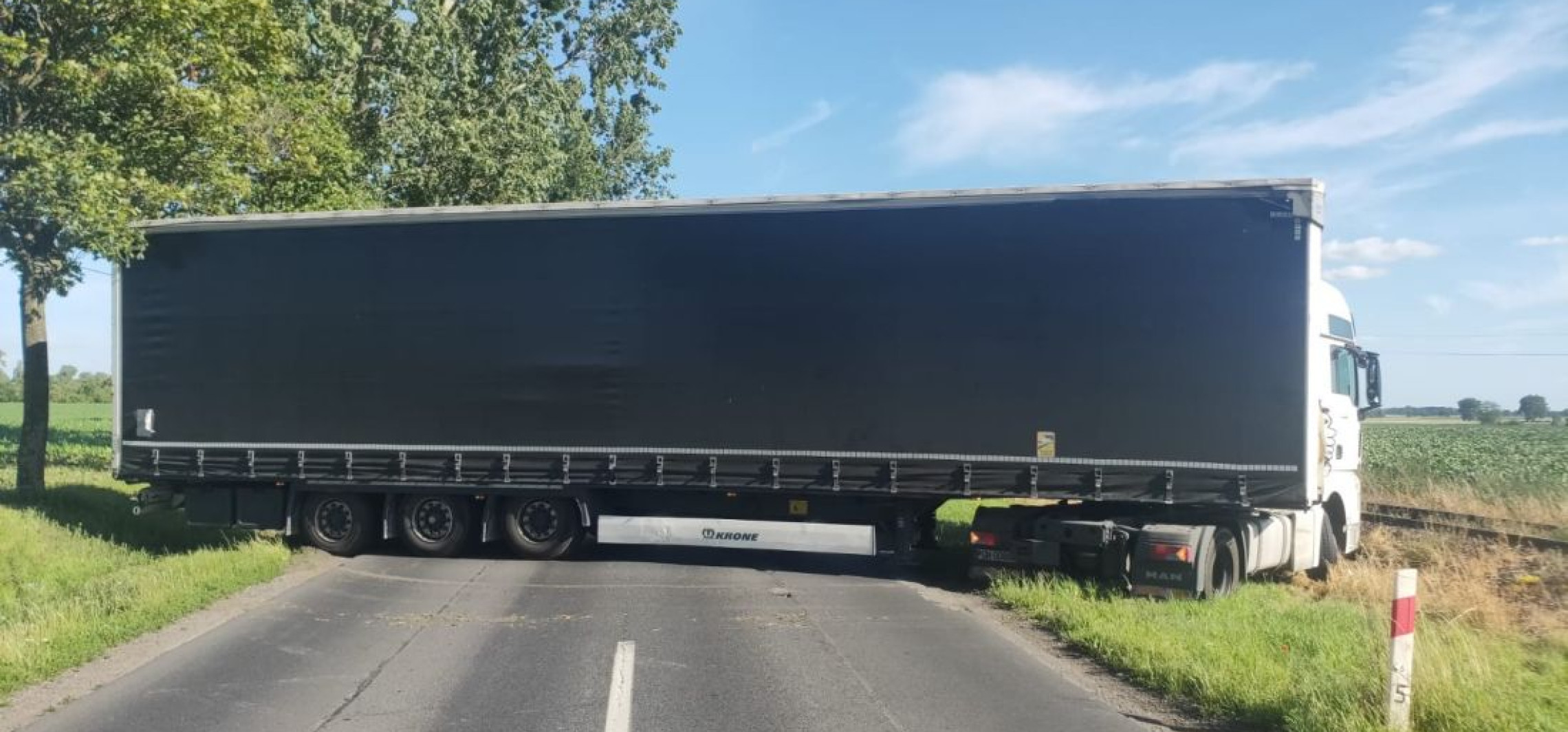 Pomysłowy kierowca chciał zawrócić... a zablokował ruchliwą drogę