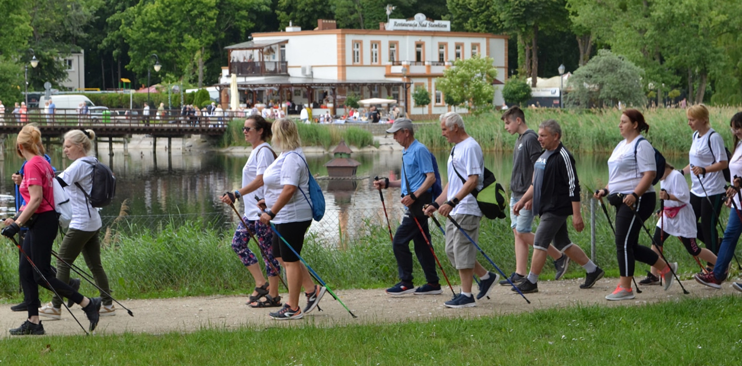 Inowrocław - Z kijkami po Solankach. Taki spacer to same korzyści