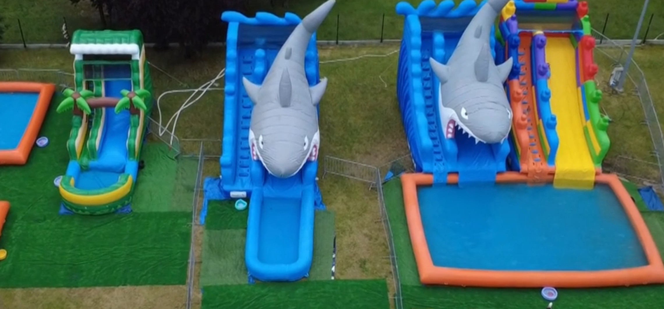 Rekiny przegrały z wiatrem. Dmuchany plac zabaw zamknięty