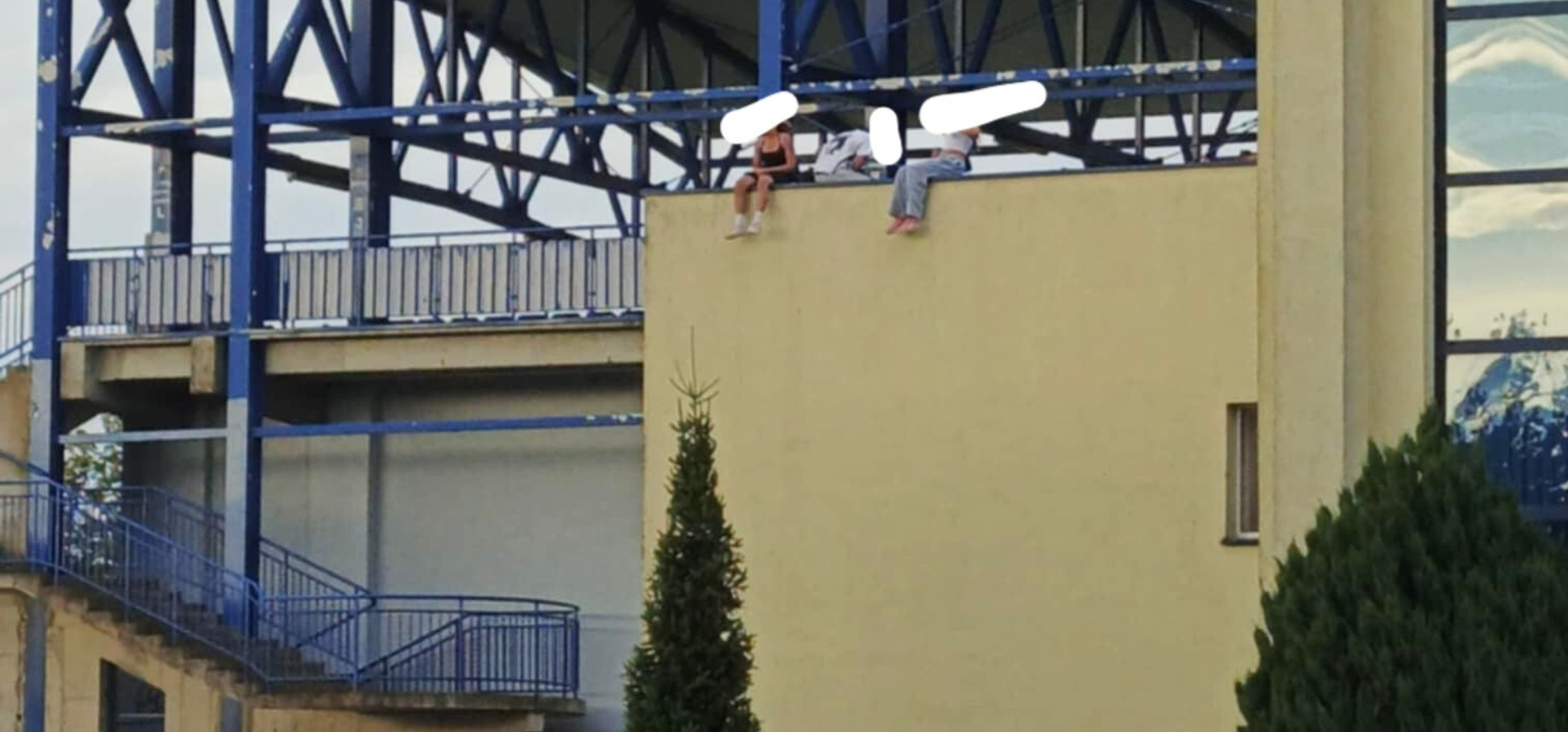 Janikowo - Usiedli na krawędzi. Zdjęcie ku przestrodze